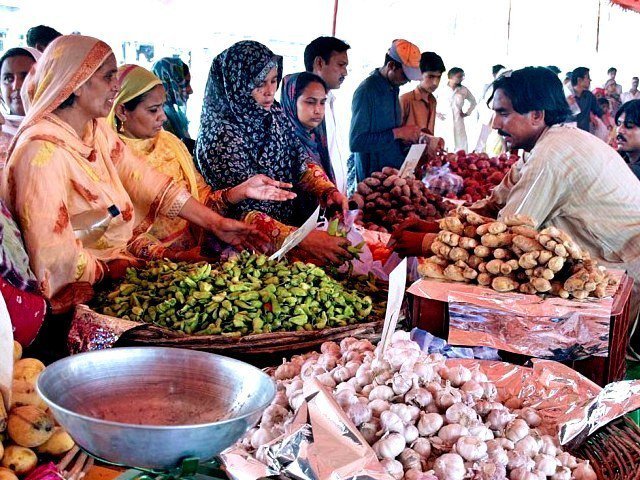 بہاولپورڈویژن کےتین اضلاع بہاولنگر,بہاولپور,رحیم یارخاں کے32 رمضان بازاروں سے روزانہ 75ہزار 649افراد رعایتی نرخوں پر اشیاء خوردونوش خرید رہے ہیں جبکہ گرانفروشی پر 223افراد کو گرفتار اور 661افراد کو مجموعی طور پر 11لاکھ 47ہزار 200روپے جرمانہ عائد کیا گیا : کیپٹن ریٹائرڈ محمدظفر اقبال کمشنر بہاولپور ڈویژن
