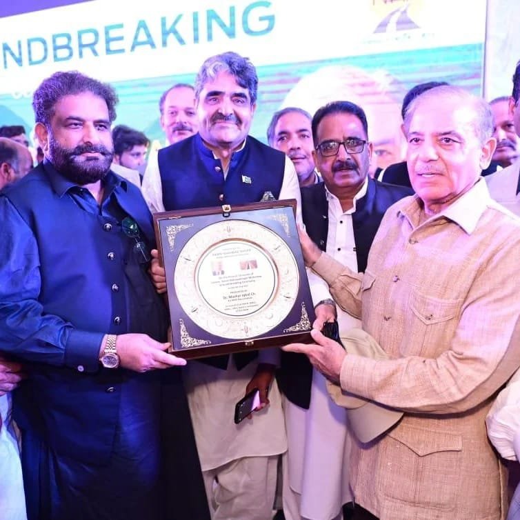 ضلع بہاولنگر کے ارکان قومی اسمبلی وسابق ارکان صوبائی اسمبلی نے وزیر اعظم کو اعزازی شیلڈ پیش کی