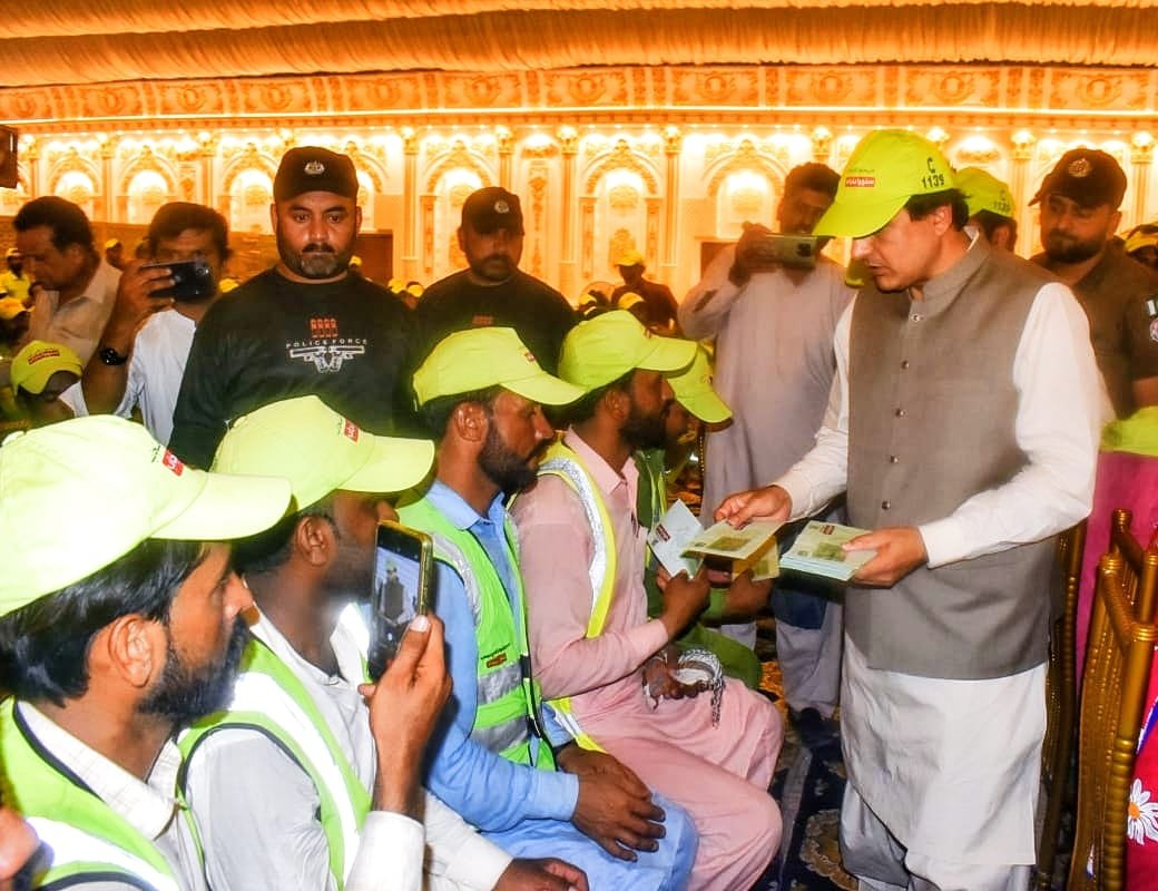 بہاولنگر:ڈپٹی کمشنر ذوالفقار احمد بھون کی جانب سےستھرا پنجاب پروگرام کے سینیٹری ورکرز میں انعامی رقم کے چیک کی تقسیم